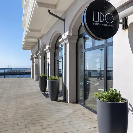 Bulwar Zachodzącego Słońca Z Widokiem Na Morze By Renters *